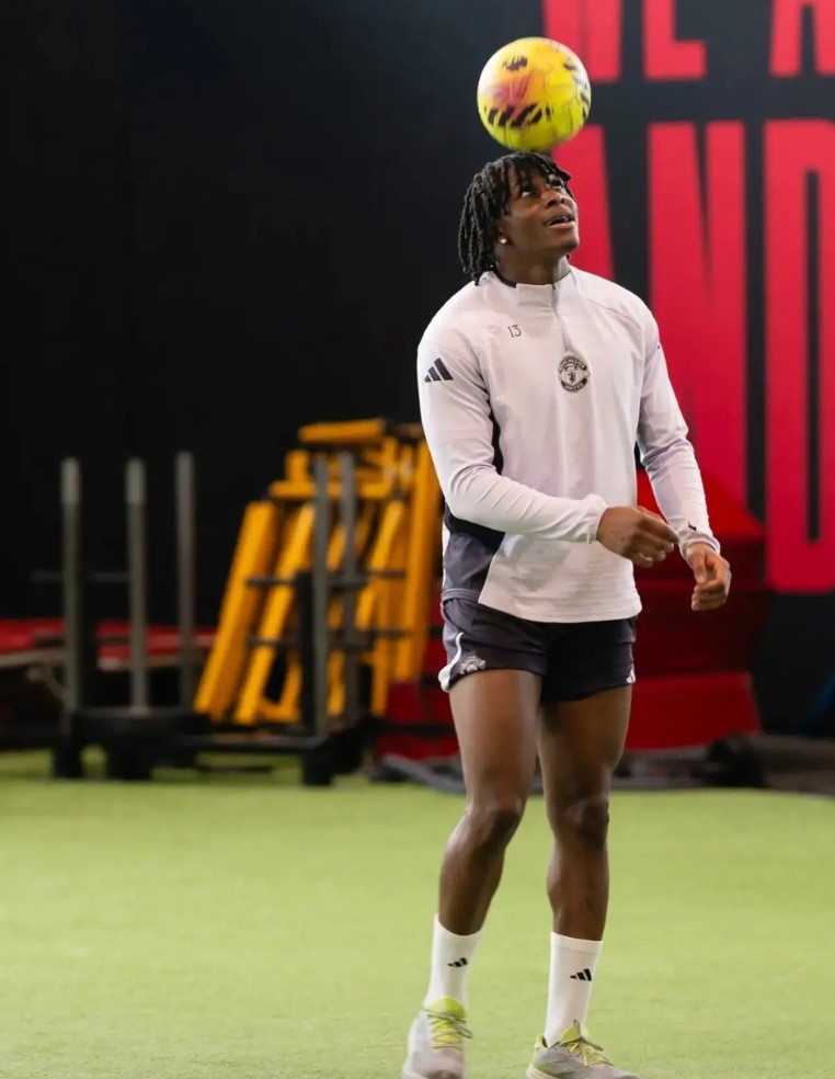 多古是未来曼联边路的模版，对抗➕跑动一直红魔短板！万比萨卡走后，多古是曼联对抗