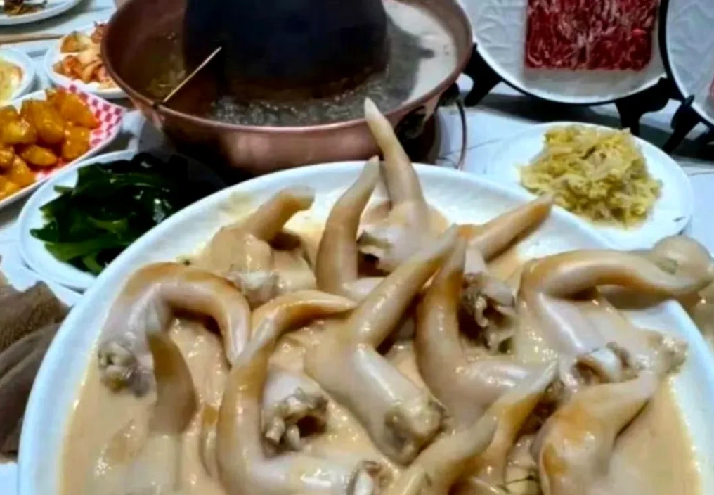 朋友请客吃饭，这是道菜是哪里的美食？有点不敢吃啊​！
