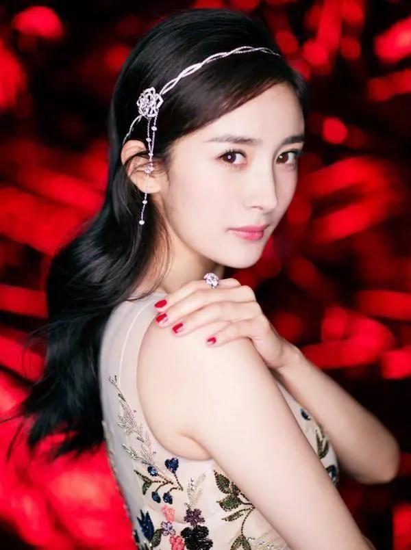 杨幂和杨颖都很漂亮。审美是很主观的，两个人都属于完全不同的美女路线。杨颖：