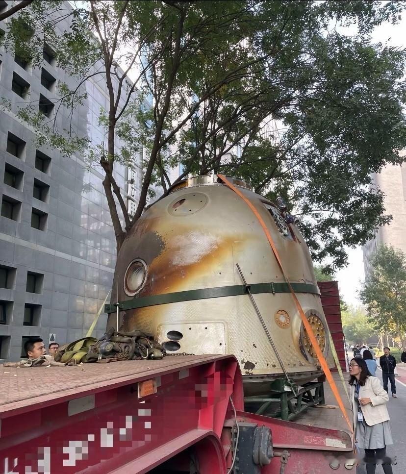 返回舱到北京了，外表黑糊糊，里面藏着啥秘密？9月27日中午，那个烧得黑乎乎的返