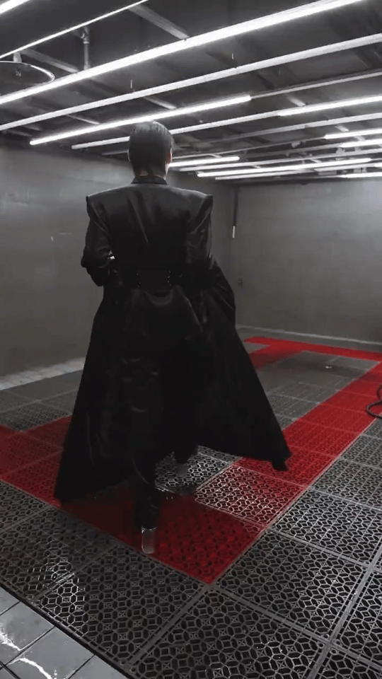 博主吐槽向佐走秀造型辣眼睛向佐红毯造型，10cm高跟鞋配裙子，现场裙子脱了变裤