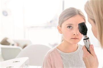 婴儿床上挂玩具 当心养出“斜眼”宝宝