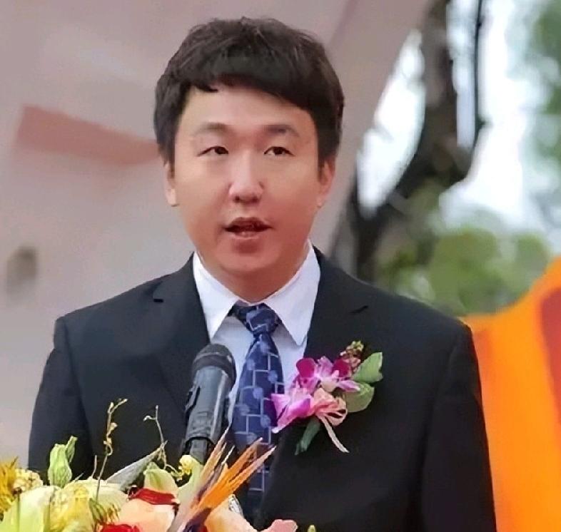 许家印两个儿子，也被判刑了，大儿子许智健（图一）、二儿子许腾鹤，没说具体刑期多少
