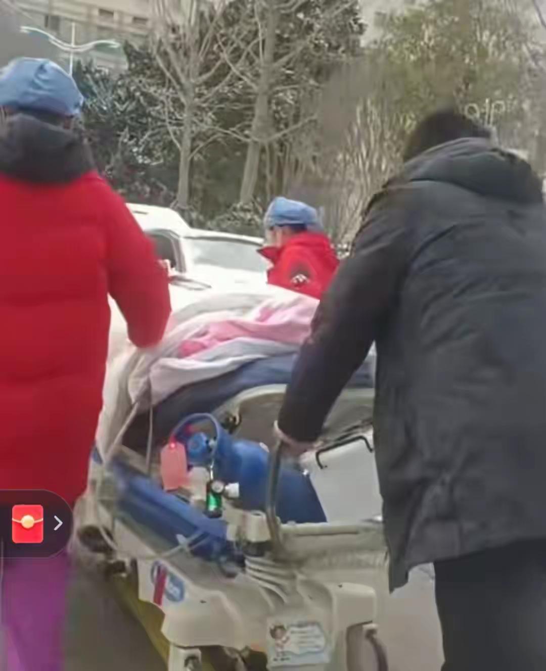 14岁少年校内摔倒昏迷30天：监控里那致命的16分钟，拷问了什么？安徽蚌埠一