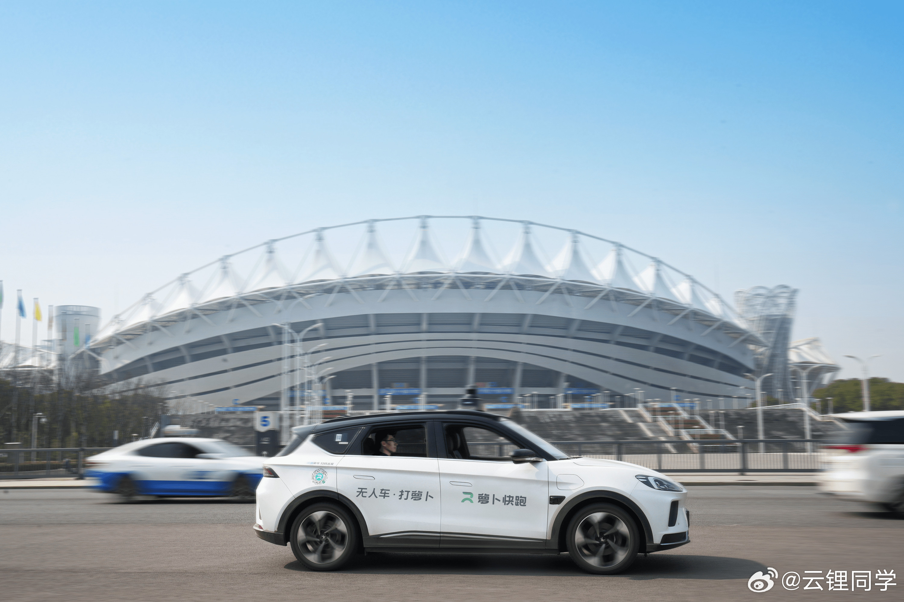 某种意义上来说，武汉与萝卜快跑是相互成就的。燃油车时代，武汉有东风坐镇，带动了就