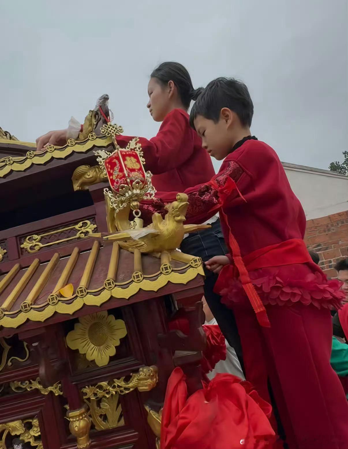妈祖耀祖还真的是妈祖和耀祖的区别……一开始网上有人讹传说是另一个小女孩接替的