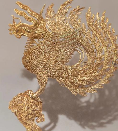 1970年，江西抚州一农民，带妻子参观江西博物馆，妻子见到一对金凤钗精致大气十分