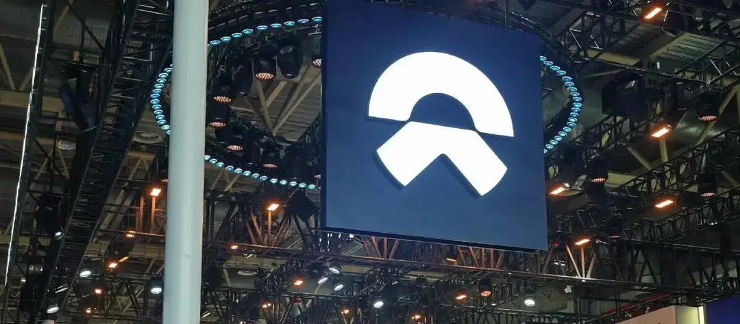 以前很多人一听国产纯电卖四五十万，第一反应就是“谁会买”