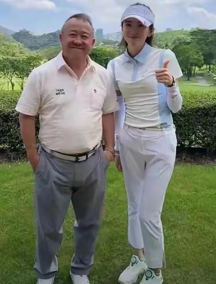敢和曾志伟单独合影，她难道不知道什么叫害怕吗？她肯定没有听说过，就连曾志伟的女儿