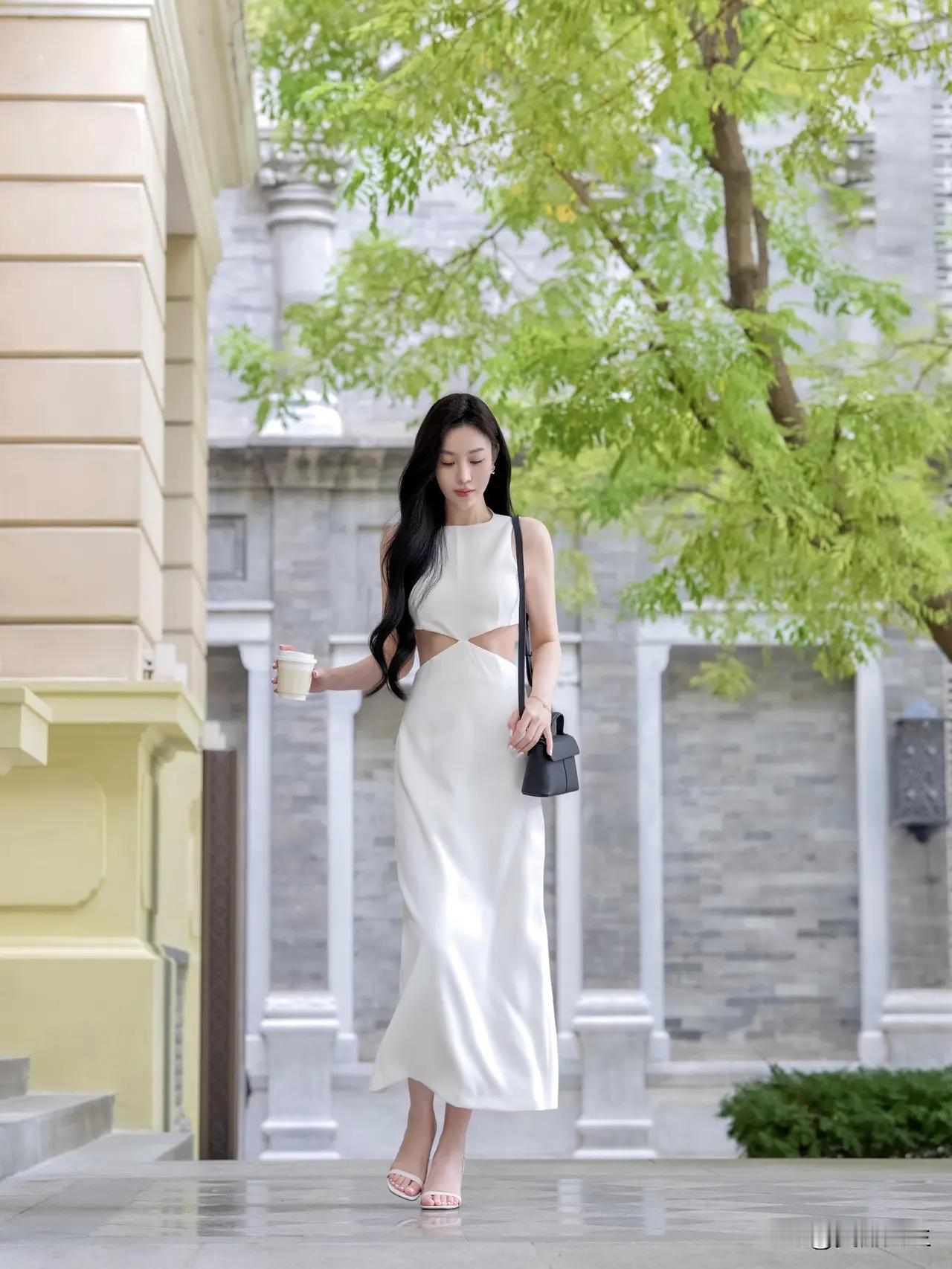 原来模特不看镜头拍照也很好看，穿白色连衣裙更有女人味