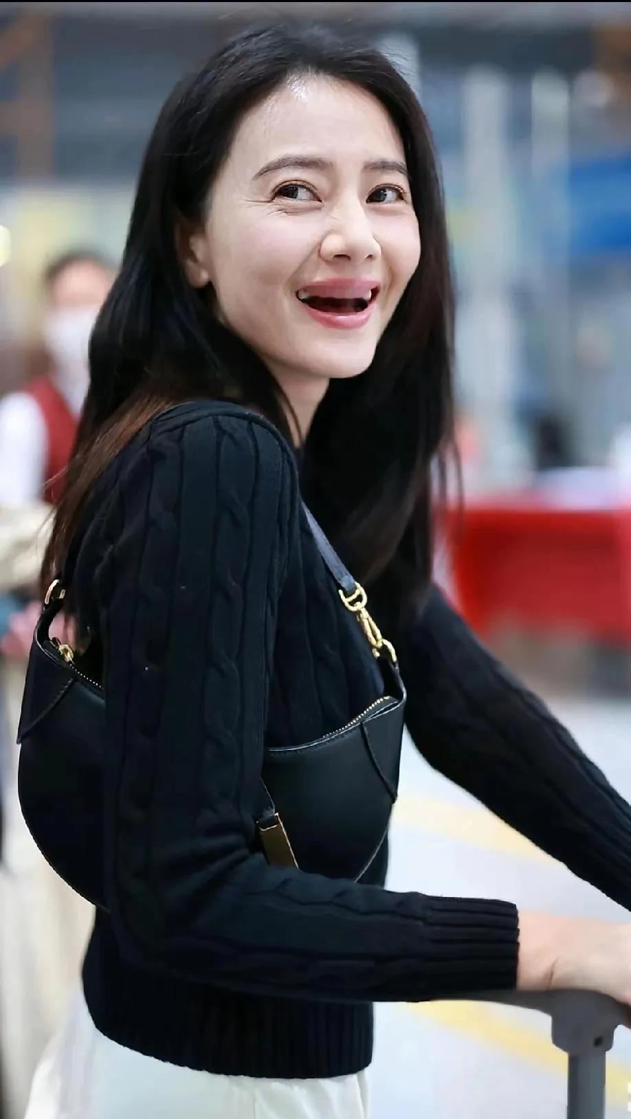 高圆圆素颜现身，美到犯规！在美女如云的娱乐圈，高圆圆一直是很多人心目中的白