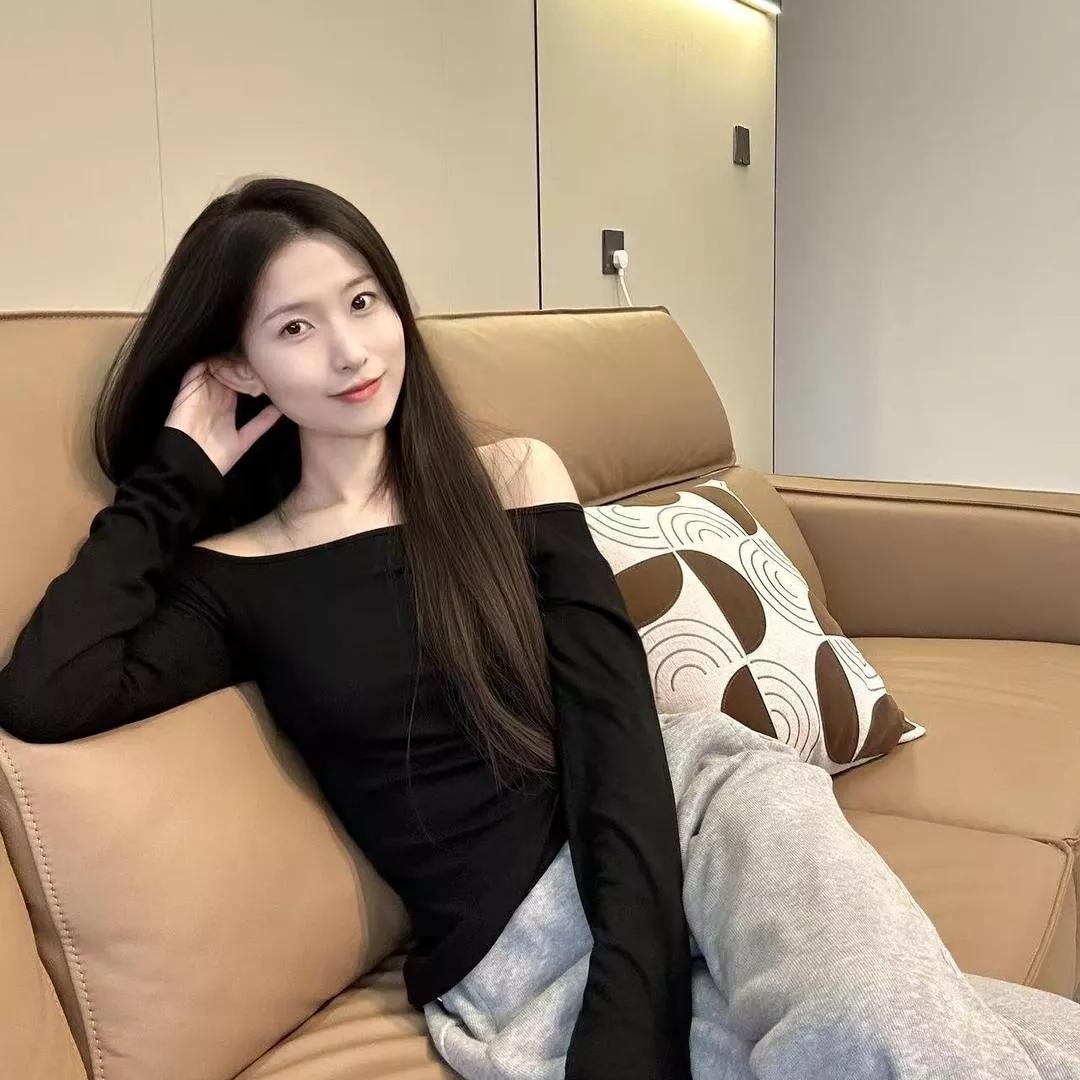 享受宁静时光，舒适惬意地躺在沙发上🛋️✨居家慵懒时光躺床上的自由我在家躺沙