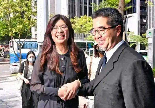 郑丽文硬怼国民党保守派与绿营联手阻挠其“登陆”：北京我去定了，谁挡也没有用！我要