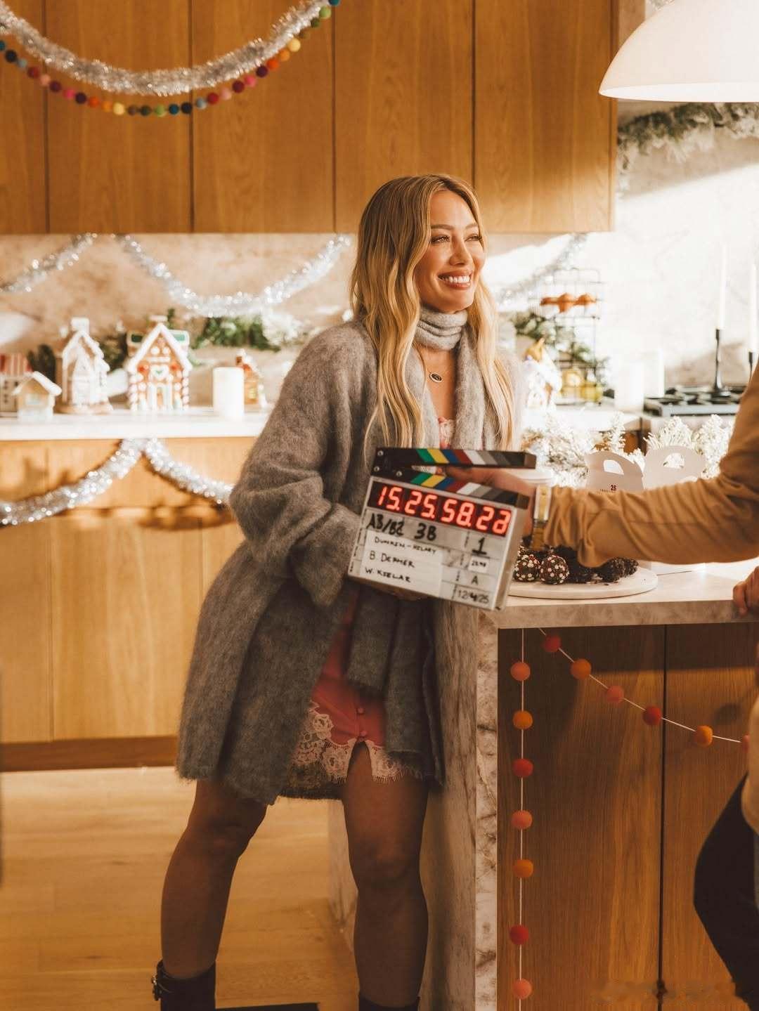 Hilaryduff希拉里达芙为甜甜圈甜品店Dunkin新推出的圣诞限定甜点拍