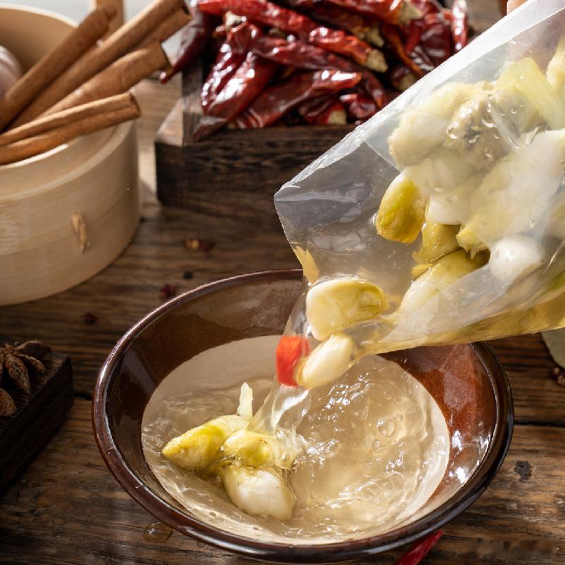 应季的老坛活水儿菜，又要来啦~谁说泡菜只能夏天吃？我第一个不同意！！这么脆爽的泡