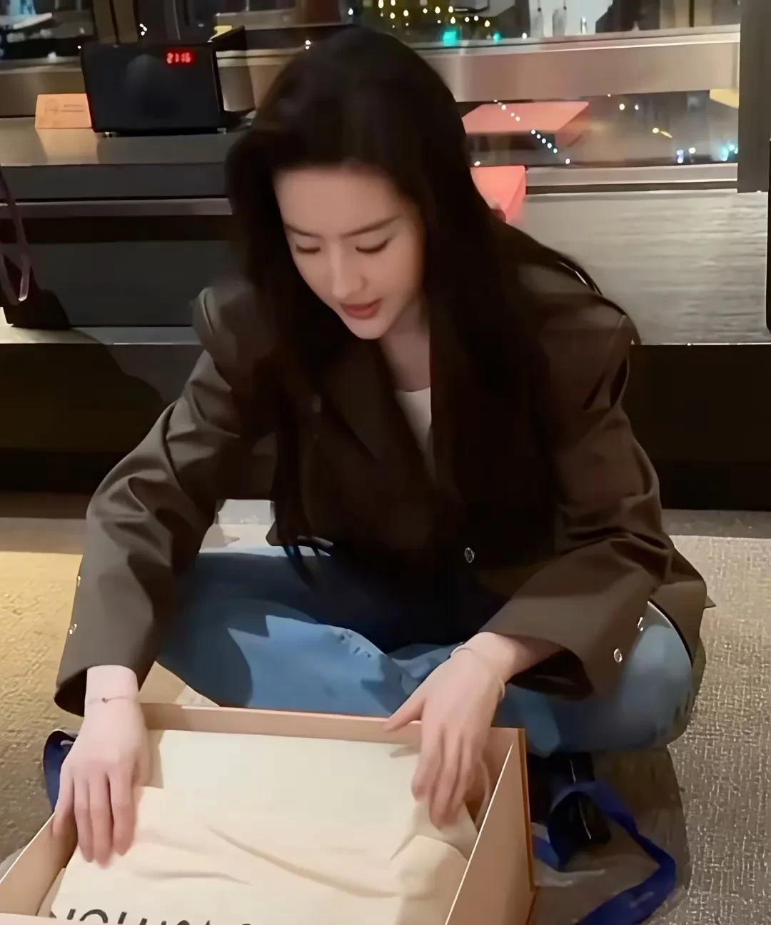 真想不到刘亦菲也是这种女人，原来女人再有钱也喜欢开箱看自己的快递，也喜欢包包啊。