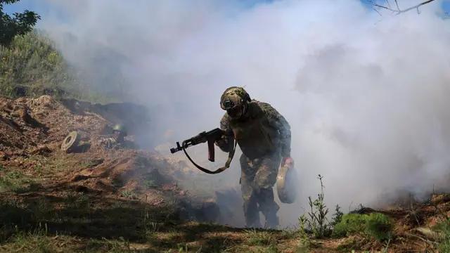 【“从被俘到与俘虏共处”：乌克兰士兵与俄军同在地堡共处两周】一名乌克兰士兵在