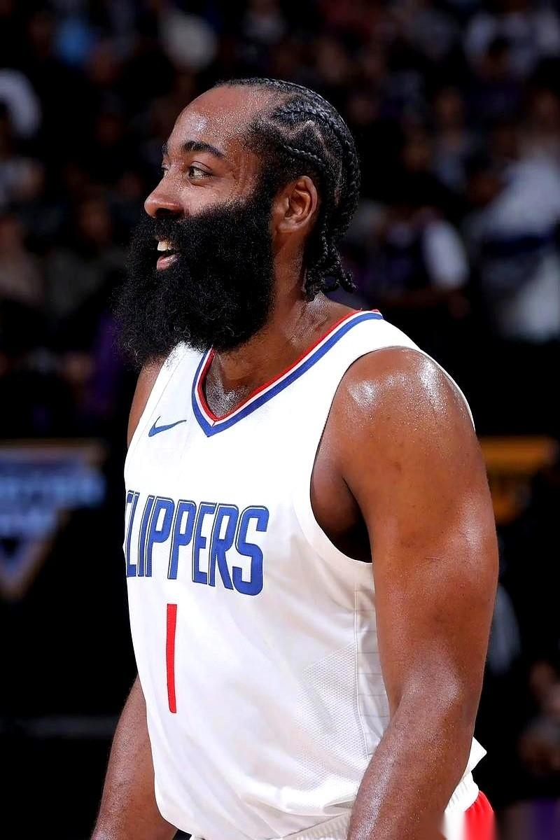 刷了眼最新的助攻榜，突然有点恍惚。坎宁安场均9.7次，吉迪8.9次，东契奇8.