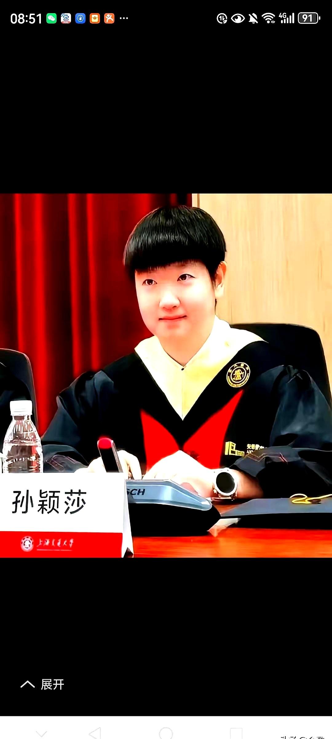 当孙颖莎来清华面试、从正门走进来时，路过的同学只是点头说声“你好”，背着书包就拐