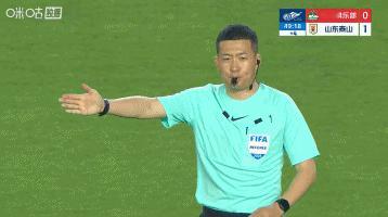 给河南守门员王国明说句话，没必要为自己的弃门而出耿耿于怀懊恼沮丧！一分为二的说这