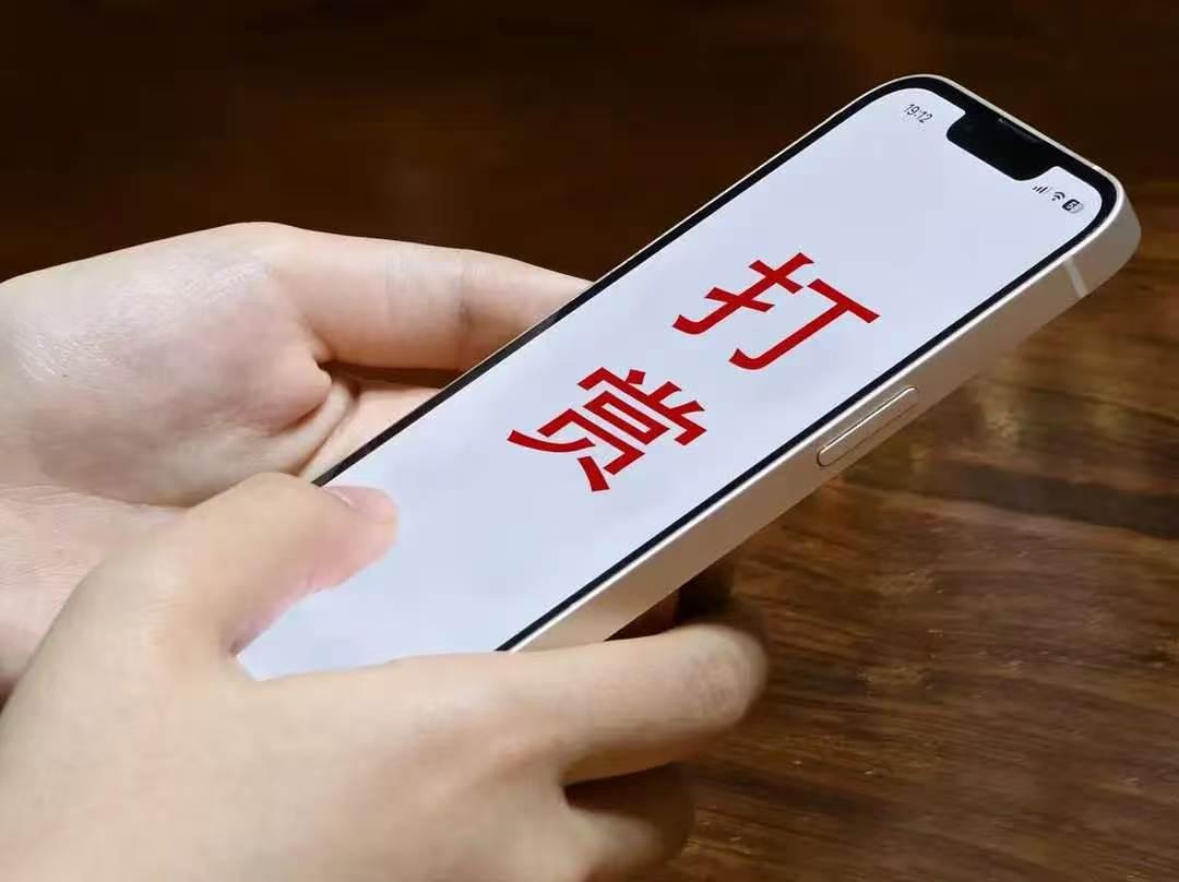 “女人花起来，就没男人什么事了！”河北蔚县，一65岁大爷重病，他取钱看病，银行卡