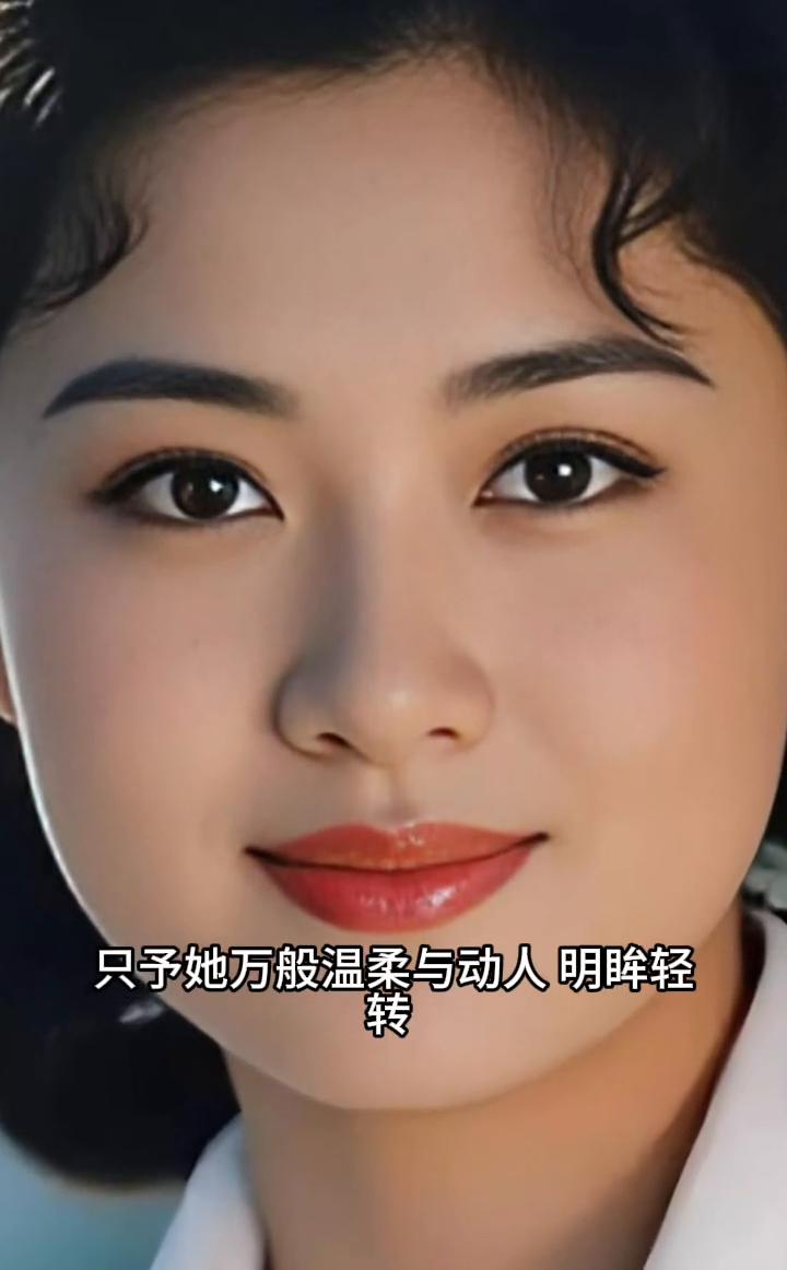 流年褪去锋芒，只予她万般温柔与动人明眸轻转，揽尽世间璀璨星光嫣然浅笑，流露着少女
