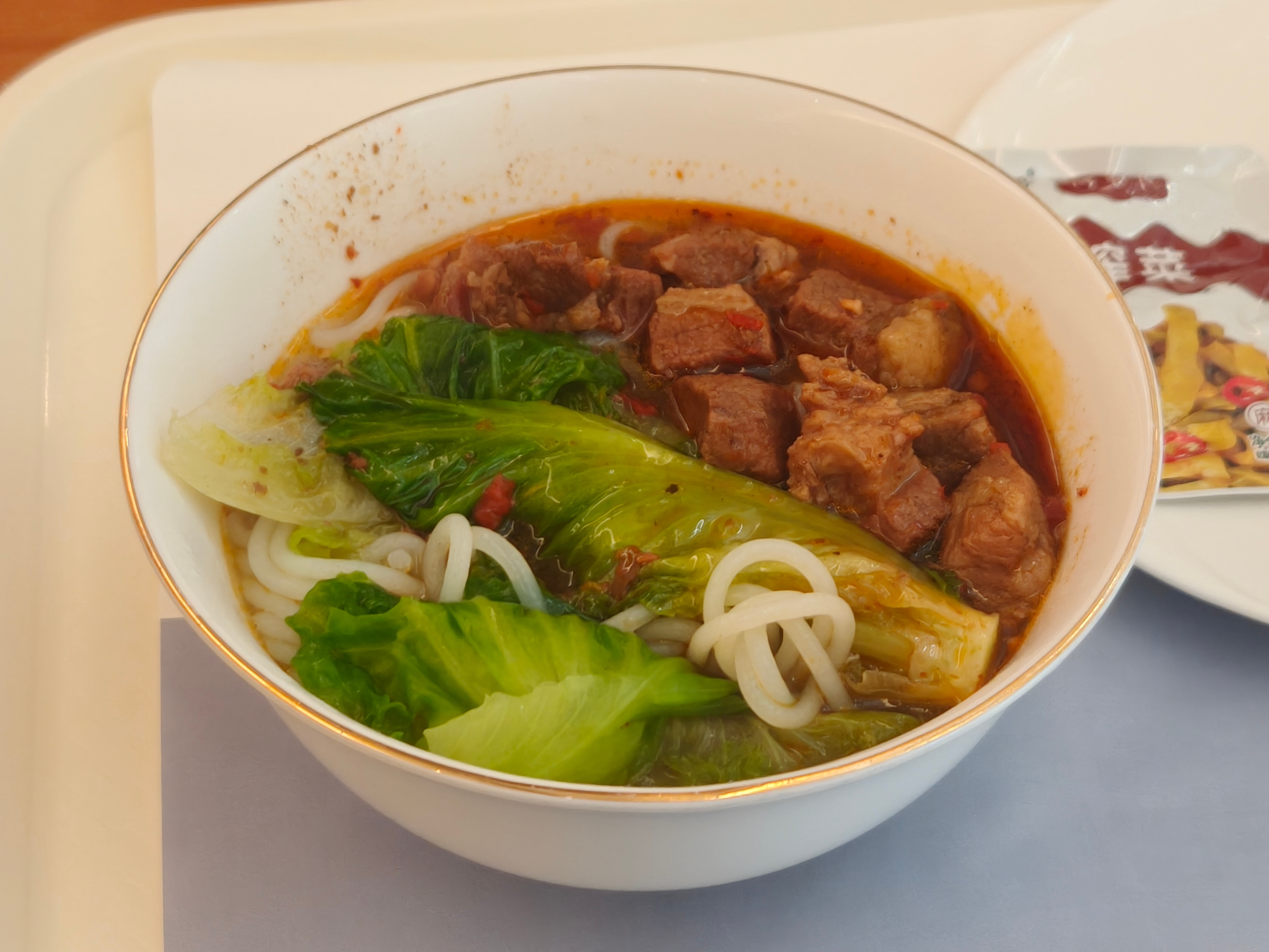 深圳机场国航休息室的牛肉粉，牛肉量给的很大呀[大笑]​​​