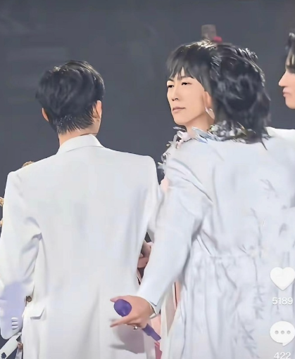 笑不活了！阿信摔下台讨亲亲，吴建豪和仔仔都亲了，言承旭却做了一件想不到的事！上