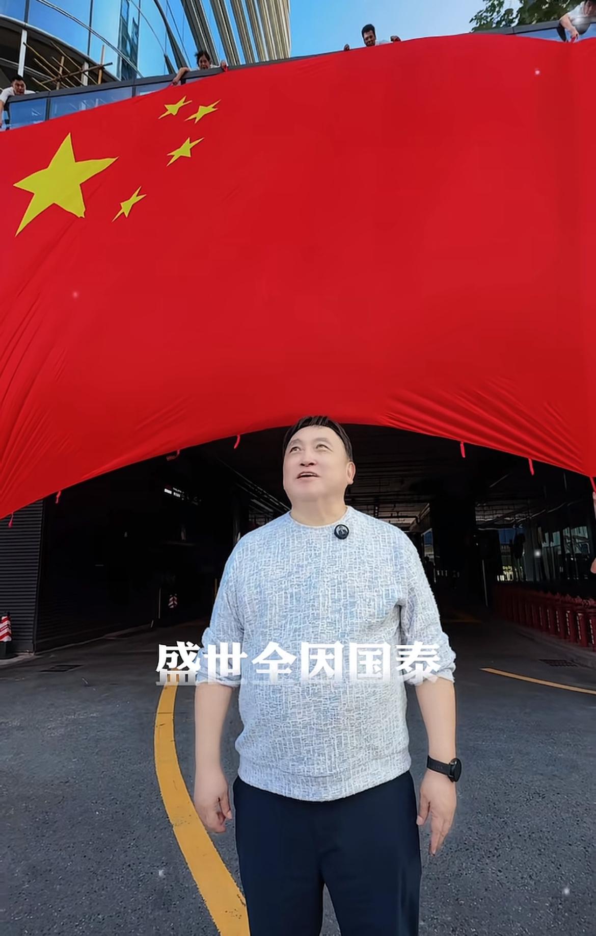 众港星集体为祖国庆祝“国庆节”！王晶最有心，赵雅芝深夜拍摄素材，明星足球队穿红