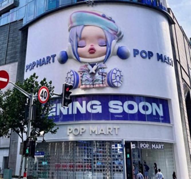泡泡玛特门店常现排队抢购场景，新IP上线时线上线下掀起热潮，旗下Labubu出圈