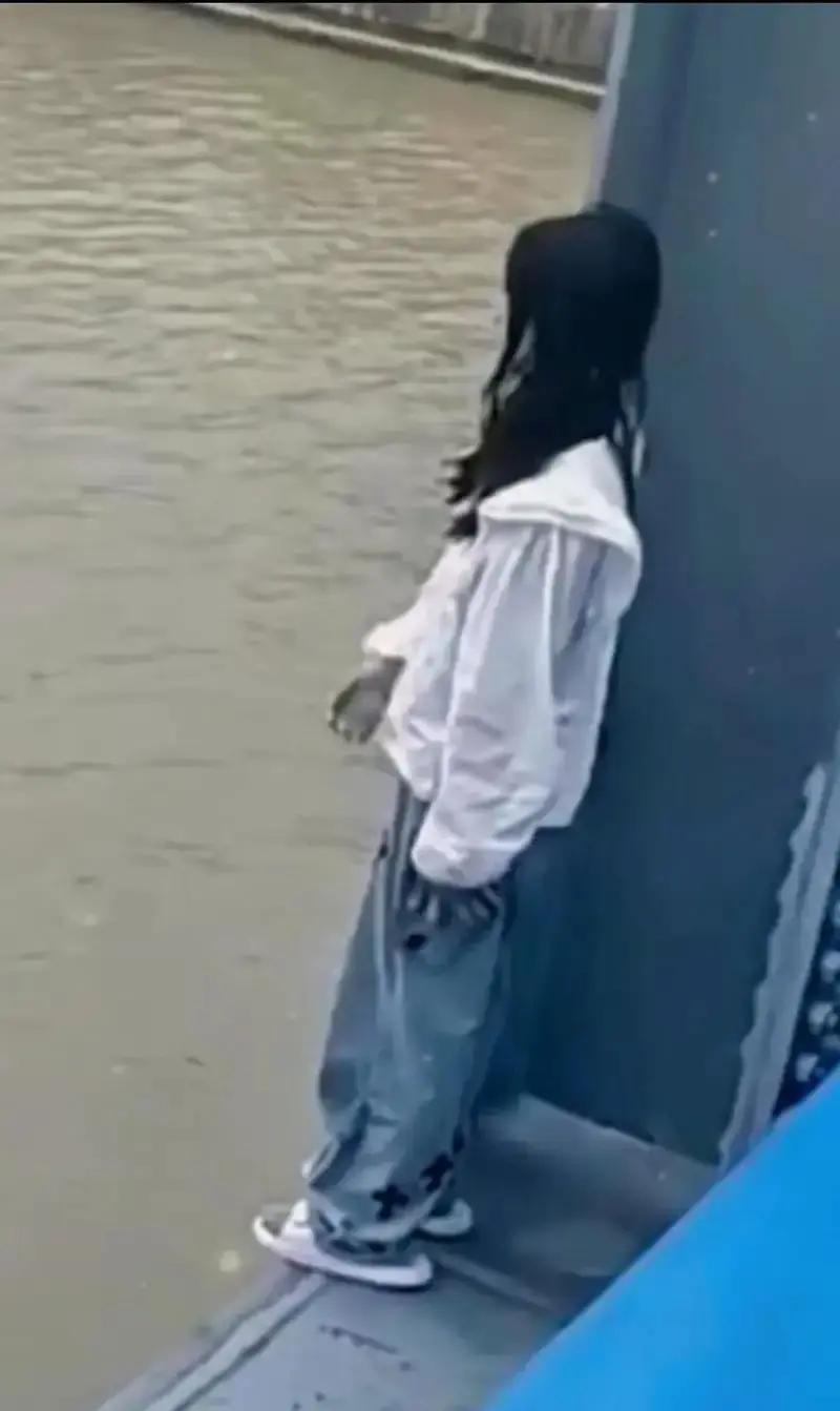 太痛心了！天津，17岁女子被男子带去参加家庭聚餐时喝了啤酒，散场后被送回小区门口