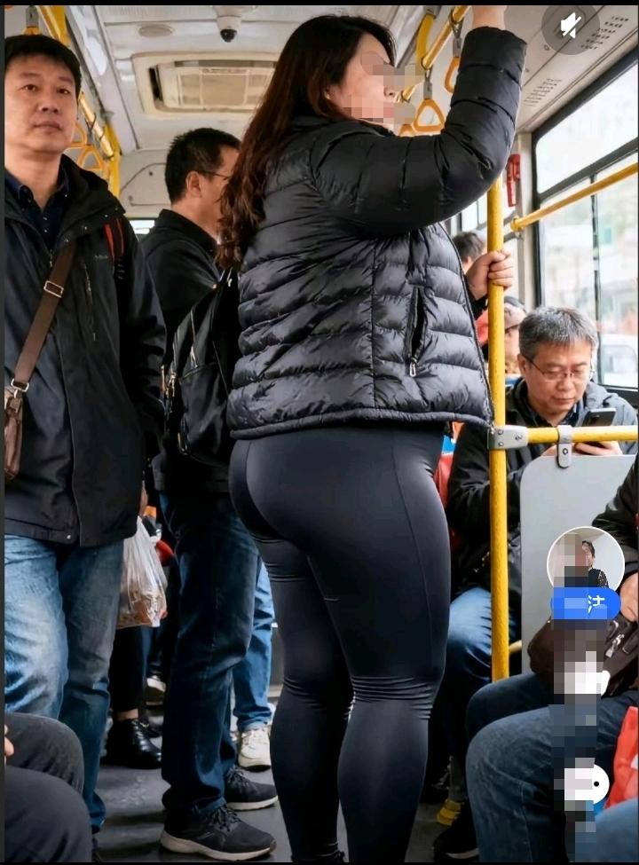 女孩子穿黑色皮裤会有一种独特神秘的曲线之美！特别是身材高挑的女孩，穿上黑色皮裤真