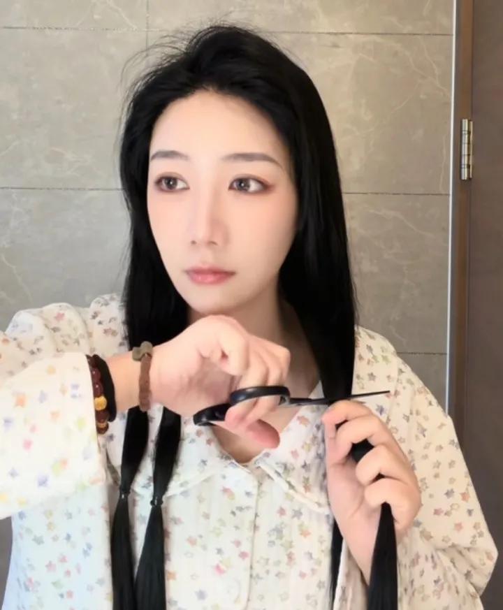张老师去世一月有余，发生了四件事，前女友镜头前剪短发，公益捐赠，以及账号被举报。