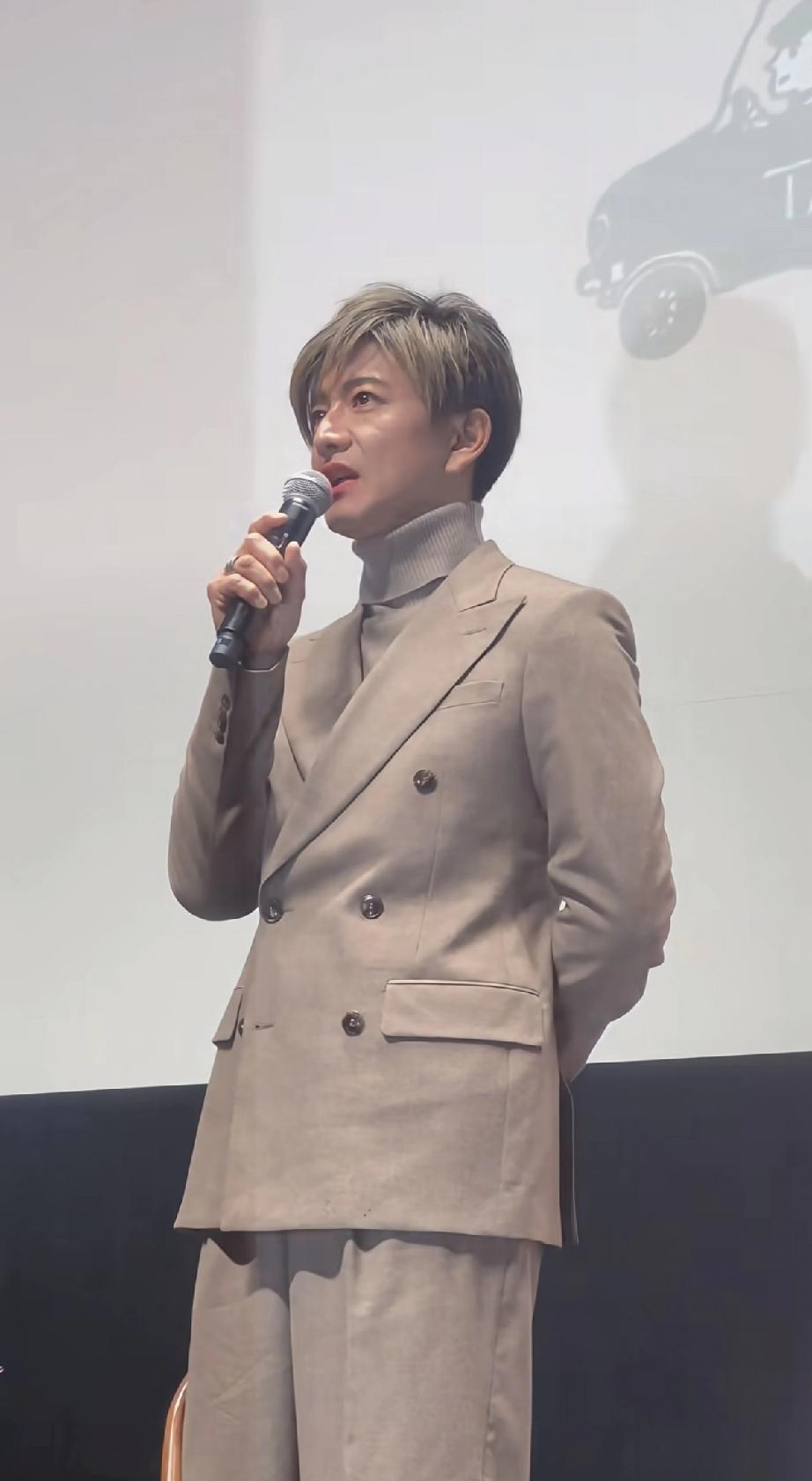 53岁木村拓哉一出场就被嘲“油腻大叔”，镜头怼脸，粉底厚得能刮腻子，西装松垮像借