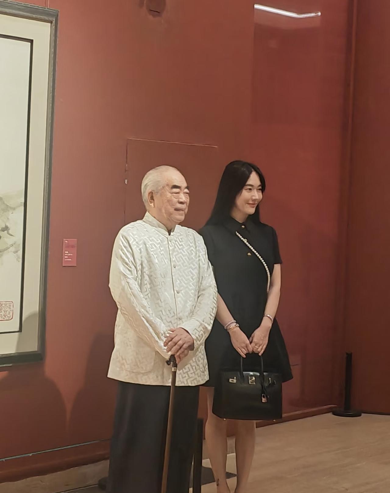 有个事情，我一直不敢说，就是范增的小娇妻徐萌，手里提的是一只爱马仕铂金包；