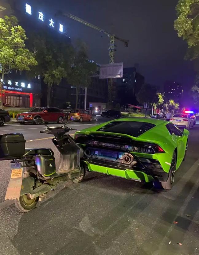 就说骑车不能玩手机，不能玩手机，哎！