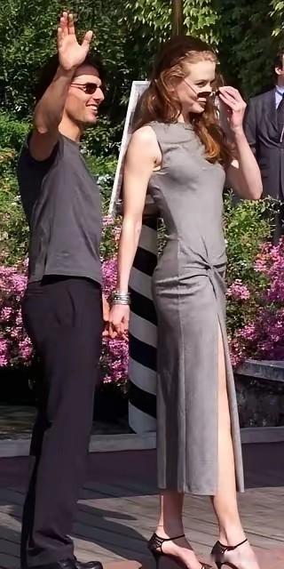 阿汤哥自己的爱情不顺利，刚和女朋友分手，所以就暗戳戳的讽刺前妻离婚是因果报应。