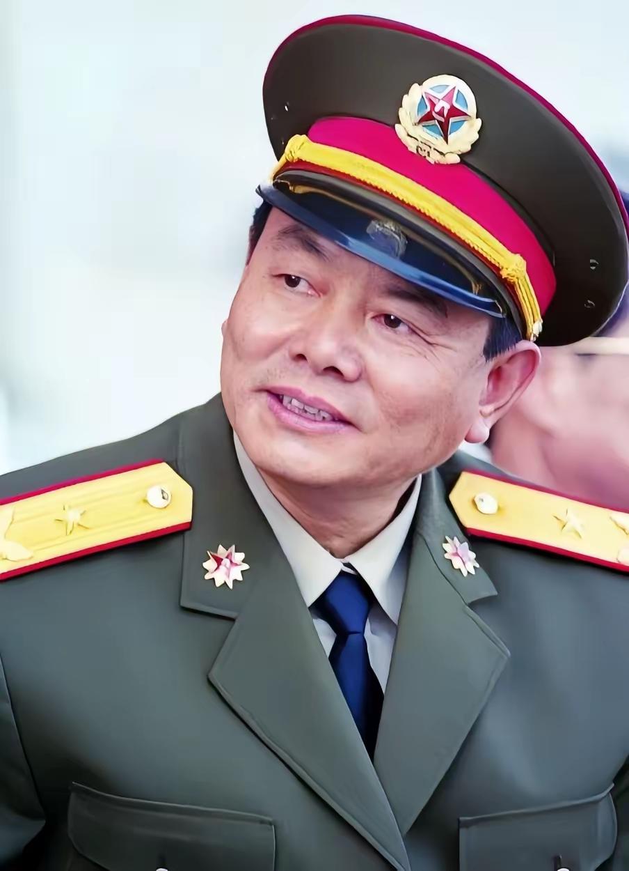 有记者问了驻香港部队司令员刘镇武这样一个有趣的问题，假如有一位香港少女看上了你们