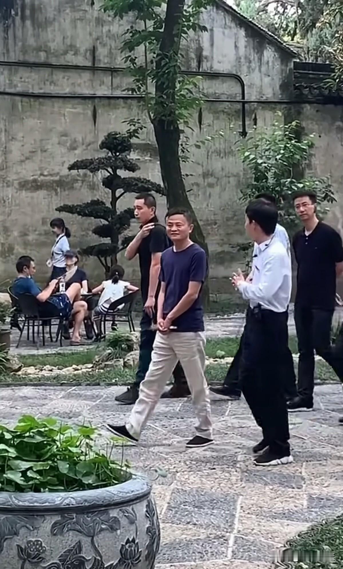 阿里总裁马云先生，能够在巅峰时激流勇退，还是有大智慧的。其他企业家有些身陷囹圄
