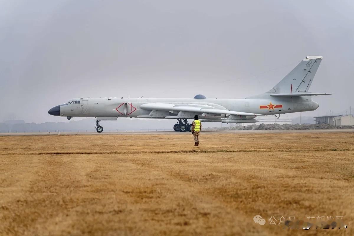 真的是，六爷看着还是霸气的，这一架有什么不同？东部战区发的这个轰6K的图片，