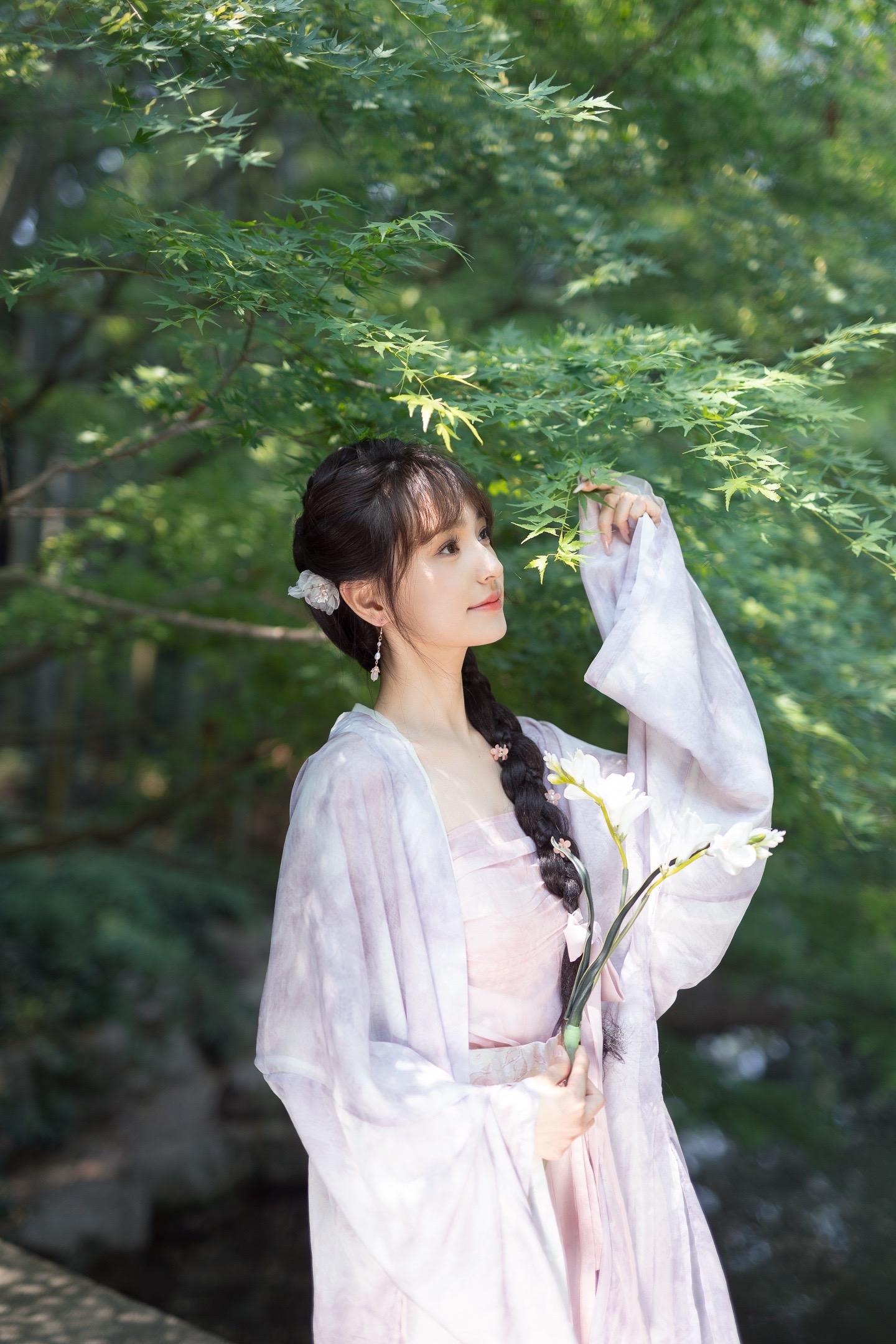 海棠未眠，枕月垂眸。