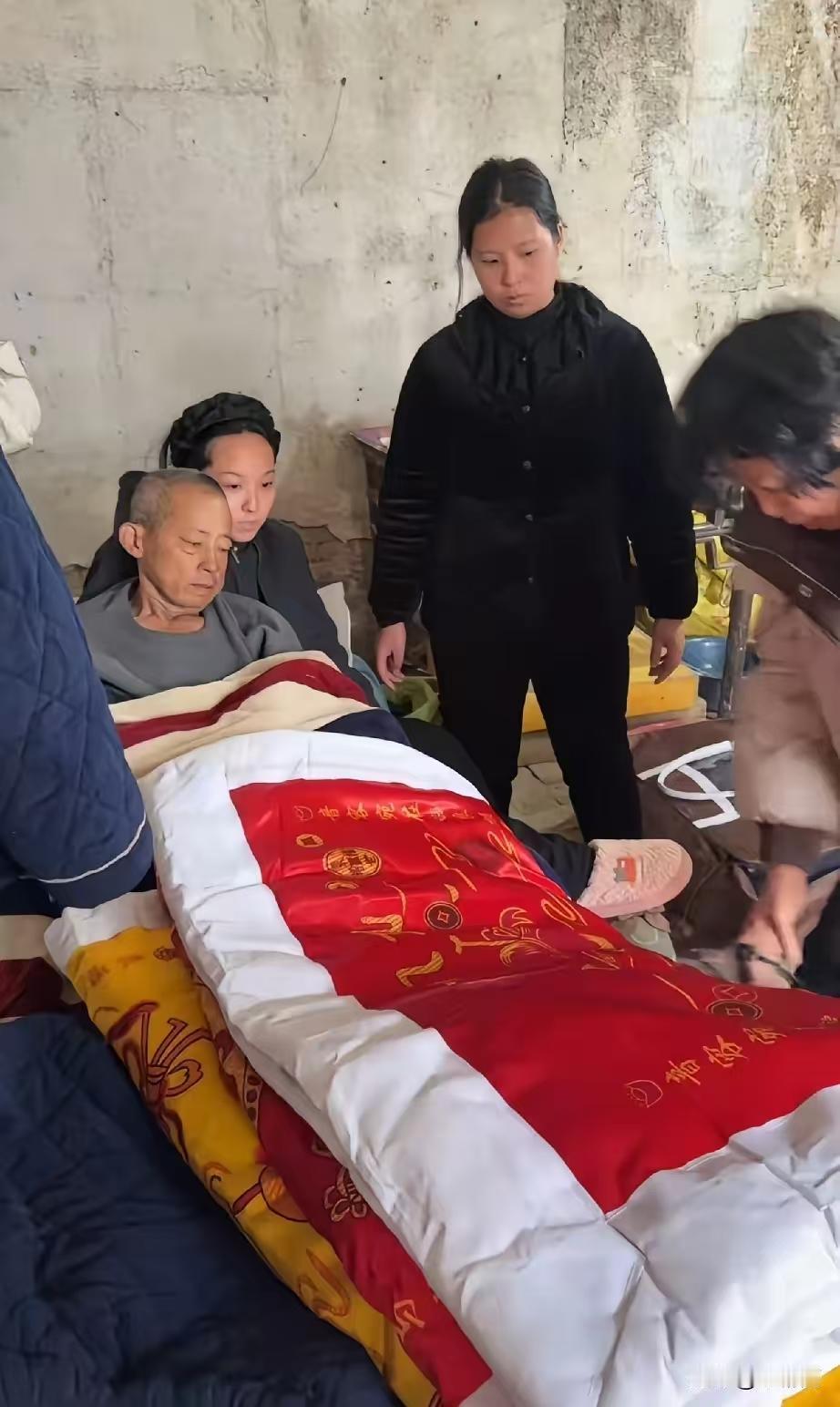 太缺德！父亲生病人还没有走，就把寿衣被子拿出让老人用上。什么意思？意思是说啥都