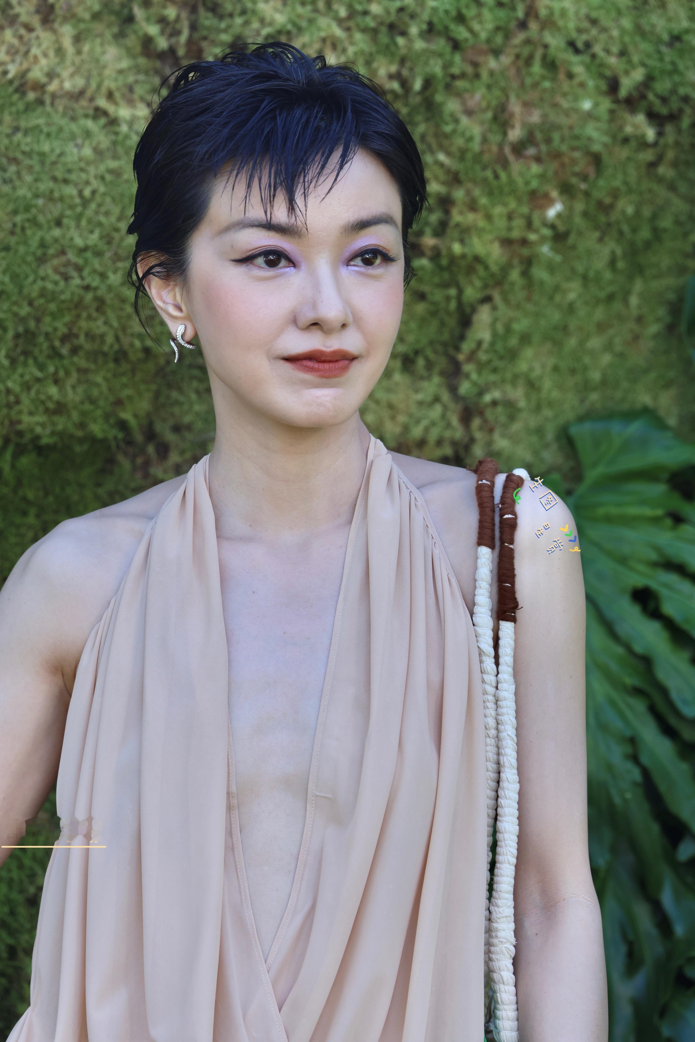 郭采洁VOGUE潮汐红毯生图直出，黑丝光jio就是这么恣意🐾💋​​​
