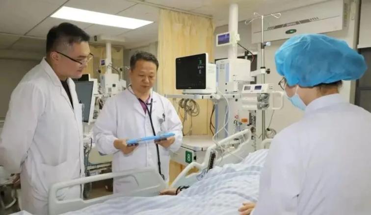 刚刷到这条新闻，手里的冰西瓜都不香了……杭州一位45岁的大哥，晚上遛完弯回家
