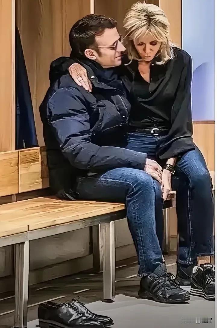 这样的画面算不算岁月静好是不是你向往的样子反正是我喜欢的模样他们坐在一条
