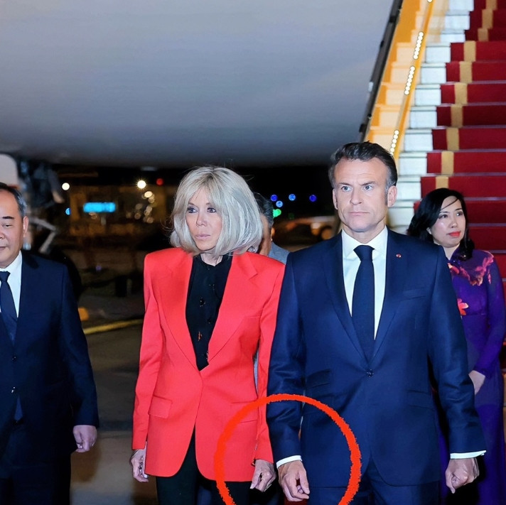 一片哗然！法国第一夫人把马克龙给打了！多家外媒在报道中称，法国总统马克龙携夫人