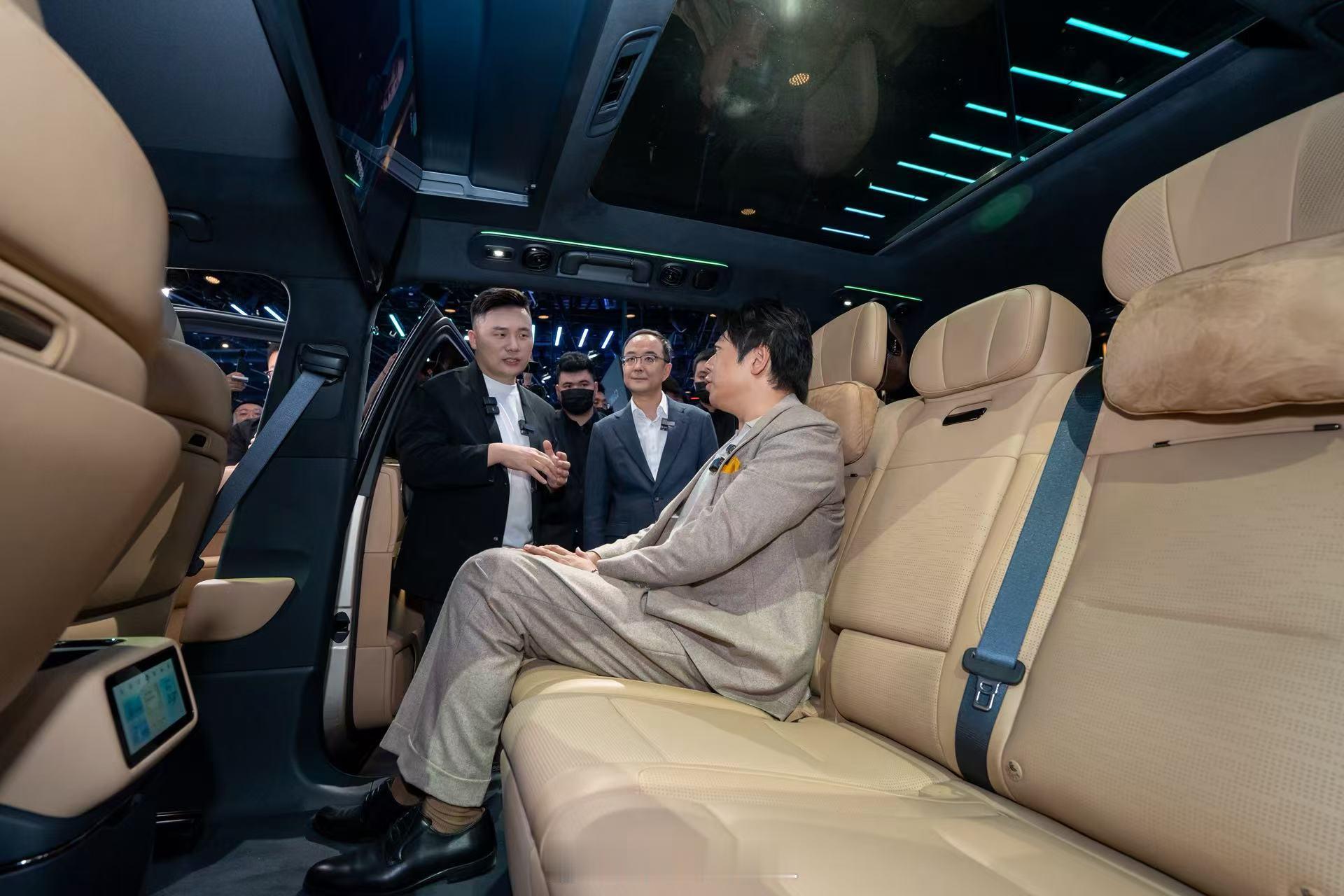 领克900旗舰大五座4月27日正式上市，领克900也从六座切大五座撒贝宁再度返场