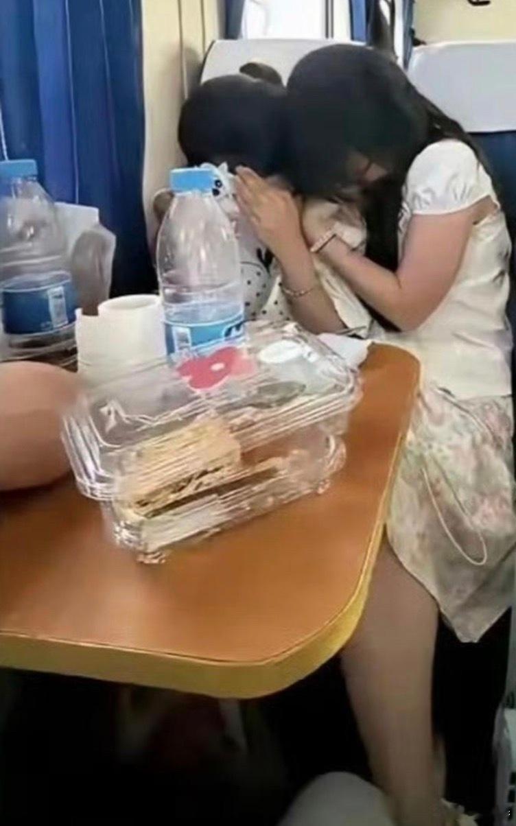 这明明是大叔的座位，为什么硬要挤呢？