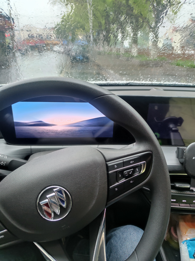 别克威朗仪表屏幕死机早上上班，车子启动后屏幕就一直显示这个风景图，然后我开了一