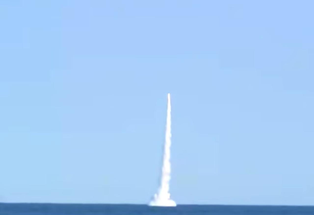 潜射导弹画面公开。这应该是某次联合演练的科目之一，潜射导弹准确命中目标。